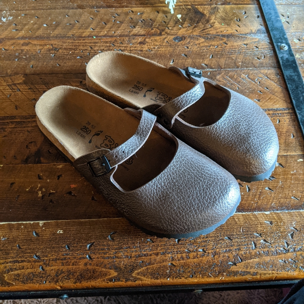 NWOT birkis closed toe Birkenstock